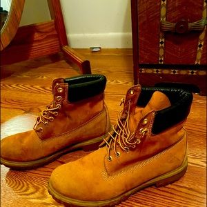 Men’s TIMBERLAND work boots.